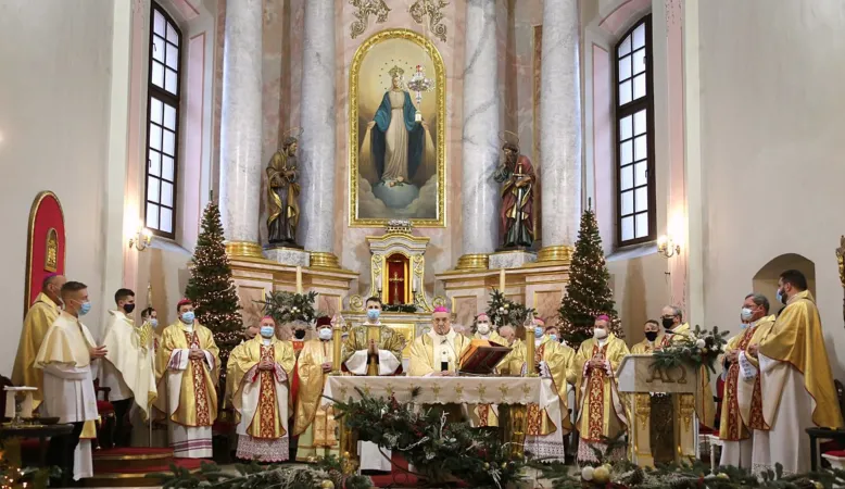 Arcivescovo Kondrusiewicz | L'arcivescovo Kondrusiewicz celebra la Messa il 3 gennaio, giorno del compleanno, con quasi tutti i vescovi bielorussi presenti | Catholic.by