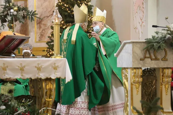 Abbraccio tra l'arcivescovo uscente di Minsk Kondrusiewicz e il suo successore, il vescovo Wielikoselec, nominato amministratore apostolico, Minsk,  / catholic.by