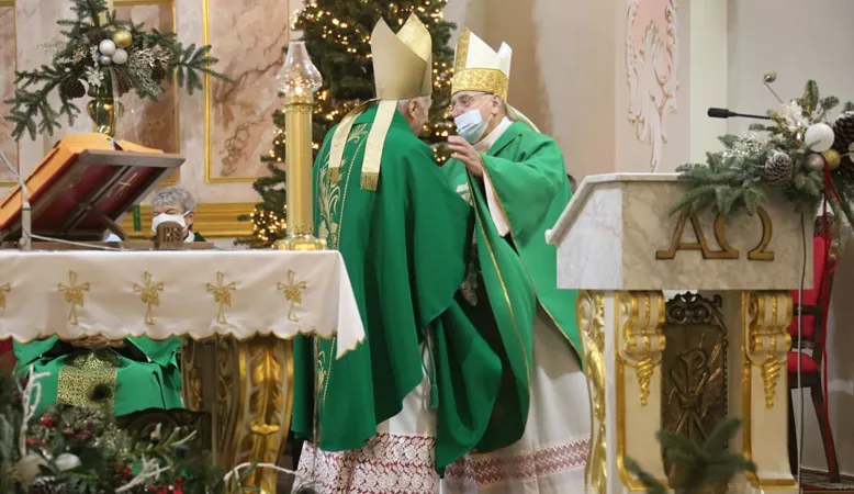 Kondrusiewicz e Wielikoselec | Abbraccio tra l'arcivescovo uscente di Minsk Kondrusiewicz e il suo successore, il vescovo Wielikoselec, nominato amministratore apostolico, Minsk,  | catholic.by