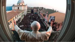 Benedetto XVI saluta i fedeli a Castel Gandolfo il 28 febbraio 2013. / Vatican Media