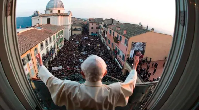 Benedetto XVI saluta i fedeli a Castel Gandolfo il 28 febbraio 2013. | Benedetto XVI saluta i fedeli a Castel Gandolfo il 28 febbraio 2013. | Vatican Media