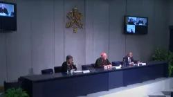 Un momento della conferenza stampa di presentazione del Simposio sulla Teologia Fondamentale del Sacerdozio, Sala Stampa della Santa Sede, 12 aprile 2021 / Vatican News / You Tube