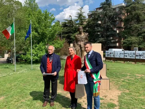 L'omaggio alla statua del Generale Anders |  | Consolato della Polonia a Milano