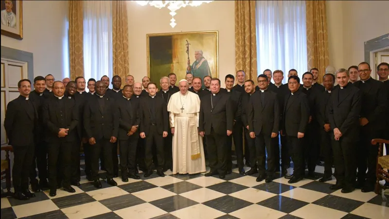 Papa Francesco posa con gli alunni della Pontificia Accademia Ecclesiastica | Papa Francesco posa con gli alunni della Pontificia Accademia Ecclesiastica | Osservatore Romano