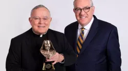 L'arcivescovo Charles J. Chaput con l'amministratore delegato di EWTN Michael P. Warsaw e il Mother Angelica Award / EWTN