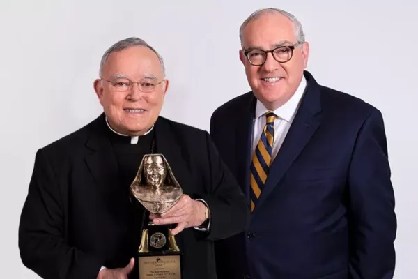 L'arcivescovo Charles J. Chaput con l'amministratore delegato di EWTN Michael P. Warsaw e il Mother Angelica Award / EWTN