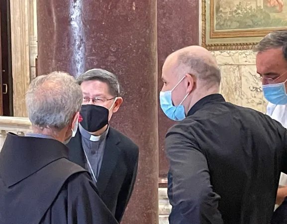 Il cardinale Tagle con gli organizzatori del corso  |  | AA