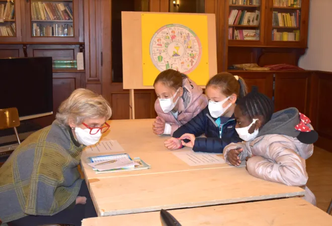 Le ragazze che hanno realizzato l'intervista al lavoro con la catechista  |  | pd