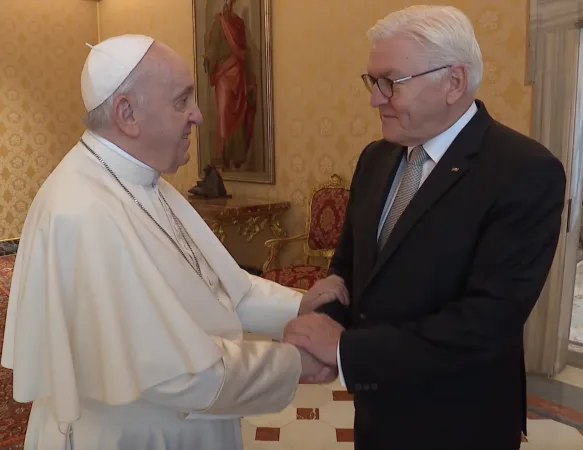 Papa Francesco, Steinmeier | Papa Francesco saluta il presidente di Germania nella Sala del Tronetto | Vatican Media / ACI Group