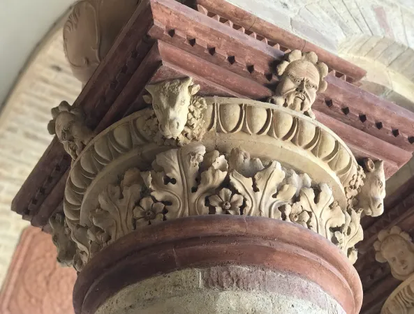 Il Santuario di Campocavallo, dettaglio di un capitello in terracotta  |  | AA