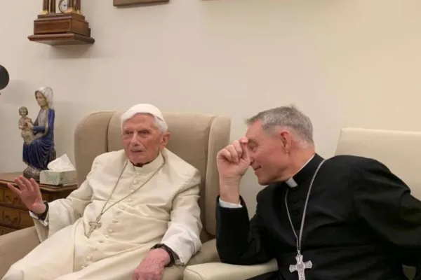 Benedetto XVI con il suo segretario, l'arcivescovo Gaenswein / Fondazione Ratzinger