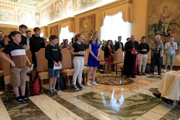 Papa Francesco con i giovani della diocesi di Viviers, Palazzo Apostolico Vaticano, 14 maggio 2022 / Vatican Media 