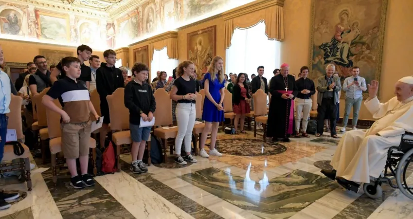 Papa Francesco, udienza | Papa Francesco con i giovani della diocesi di Viviers, Palazzo Apostolico Vaticano, 14 maggio 2022 | Vatican Media 