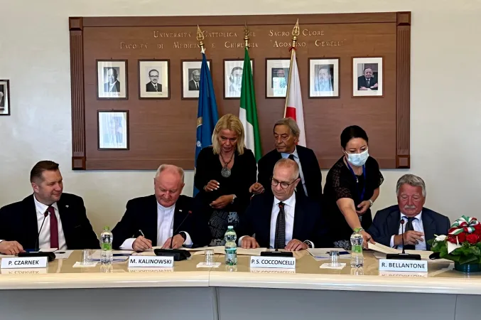 Il momento della firma dell' accordo  |  | KUL