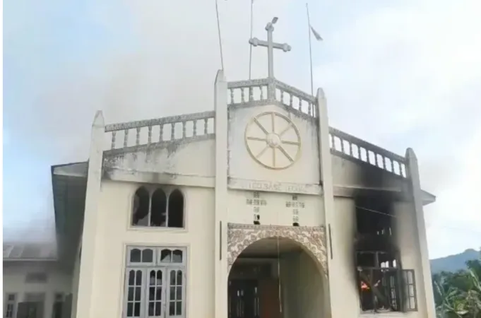 Chiesa di San Matteo | La chiesa di san Matteo, nello Stato di Karenni in Myanmar, data alle fiamme | CNA - dal video facebook del KNDF