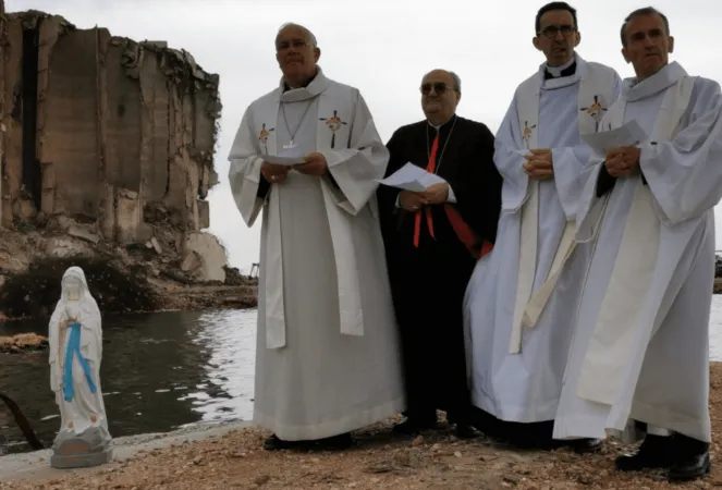 La preghiera nel luogo della esplosione nel porto di Beirut |  | eglise.catholique.fr