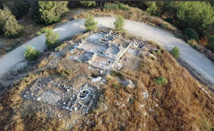 Veduta aerea del complesso ecclesiastico in zona militare. |  | Idan Yunish, Israel Antiquities Authority