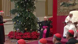 Il cardinale Re, decano del Collegio dei Cardinali, saluta Papa Francesco in occasione degli auguri di Natale alla Curia  / Vatican Media / You Tube