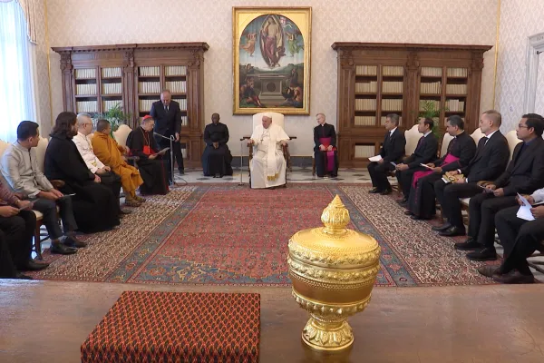 Papa Francesco con la delegazione di buddisti proveniente dalla Cambogia / Vatican Media