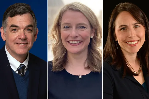 Da sx a dx: Shannon Mullen, nuovo redattore capo del National Catholic Register; Kelsey Wicks, direttore esecutivo del Gruppo ACI; Jeanette DeMelo, direttore esecutivo di National Catholic Register e CNA / EWTN News 