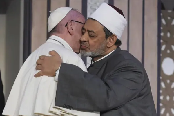 Papa Francesco abbraccia il Grande Imam di al Azhar Ahmed al Tayyb / Vatican Media / ACI Group