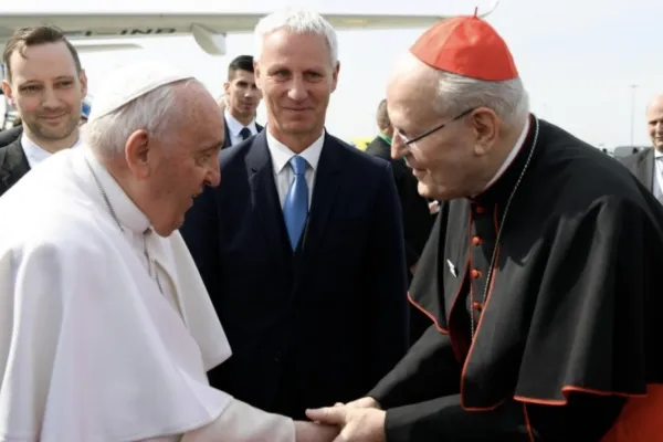 Papa Francesco accolto dal Cardinale Péter Erdő al suo arrivo in Ungheria, 28 aprile 2023 / Vatican Media / ACI Group