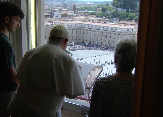 Papa Francesco con una nonna e un nipote |  | Vatican Media