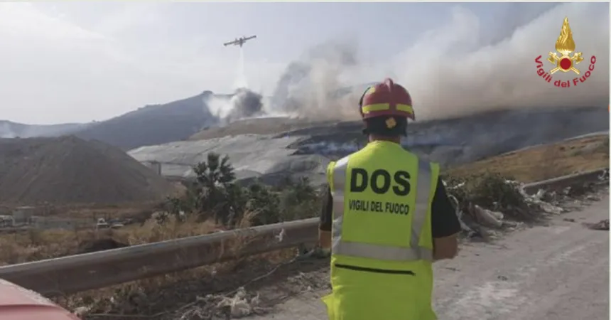 I vigili del fuoco a lavoro contro gli incendi |  | Vigili del Fuoco