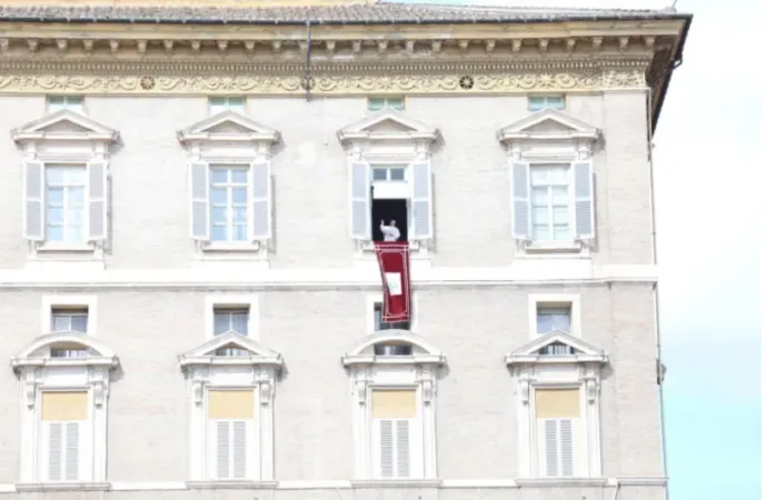 Papa Francesco, Angelus | Papa Francesco durante un Angelus | archivio CNA