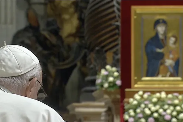 Papa Francesco mentre pronuncia la preghiera alla Vergine, Basilica di San Pietro, 27 ottobre 2023 / Vatican Media / YouTube