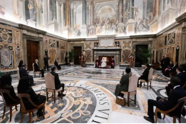 Papa Francesco in una foto d'archivio con ambasciatori presso la Santa Sede non residenti / Vatican Media / ACI Group