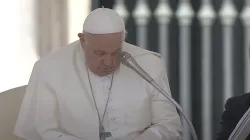 Papa Francesco si raccoglie in preghiera / Vatican Media Live