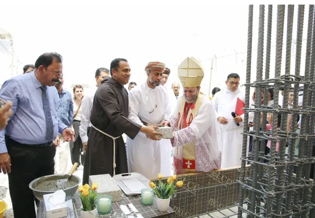 Martinelli, Oman | Il vescovo Martinelli pone la prima pietra dell'edificio di formazione cristiana della parrocchia di Santo Spirito nella zona di Ghala, Muscat, 5 luglio 2024 | AVOSA