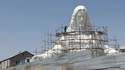 La statua di Cristo in costruzione in Armenia / da https://www.azatutyun.am/a/33093300.html