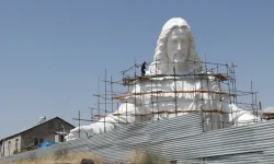 La statua di Cristo in costruzione in Armenia / da https://www.azatutyun.am/a/33093300.html