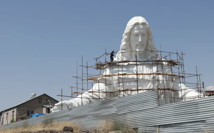 Statua di Cristo | La statua di Cristo in costruzione in Armenia | da https://www.azatutyun.am/a/33093300.html