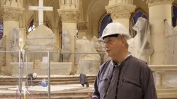 L'arcivescovo di Parigi Ulrich davanti l'altare in ricostruzione di Notre Dame, immagine da un documentario / Vatican News