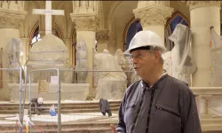 L'arcivescovo di Parigi Ulrich davanti l'altare in ricostruzione di Notre Dame, immagine da un documentario / Vatican News