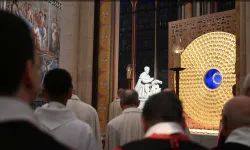 La corona di spine posta nel suo nuovo reliquiario ed esposta alla venerazione dei fedeli, 13 dicembre 2024 / Marie Christine Bertin / Arcidiocesi di Parigi - da dioceseparis.fr