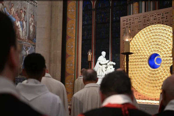 La corona di spine posta nel suo nuovo reliquiario ed esposta alla venerazione dei fedeli, 13 dicembre 2024 / Marie Christine Bertin / Arcidiocesi di Parigi - da dioceseparis.fr