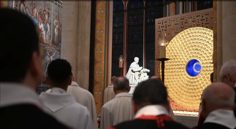 Corona di spine | La corona di spine posta nel suo nuovo reliquiario ed esposta alla venerazione dei fedeli, 13 dicembre 2024 | Marie Christine Bertin / Arcidiocesi di Parigi - da dioceseparis.fr