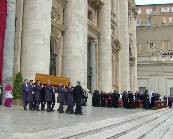 La bara arriva in Piazza San Pietro  |  | Vatican Media 