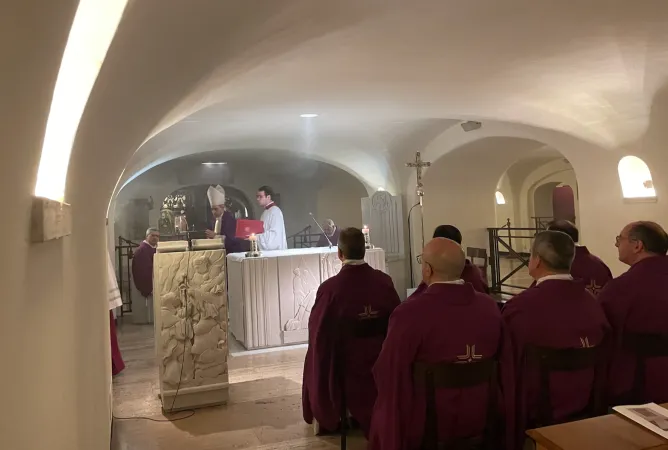 L'arcivescovo Gänswein celebra la messa nella Grotte Vaticane ad un mese dalla morte di Benedetto XVI |  | AA