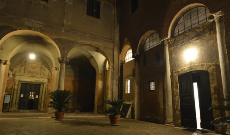 Il cortile interno per l'accesso alla chiesa  |  | monacheagostinianesantiquattrocoronati.it