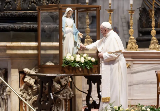 Papa Francesco con la statua della Madonna della Medaglia Miracolosa |  | Missionari Vincenziani