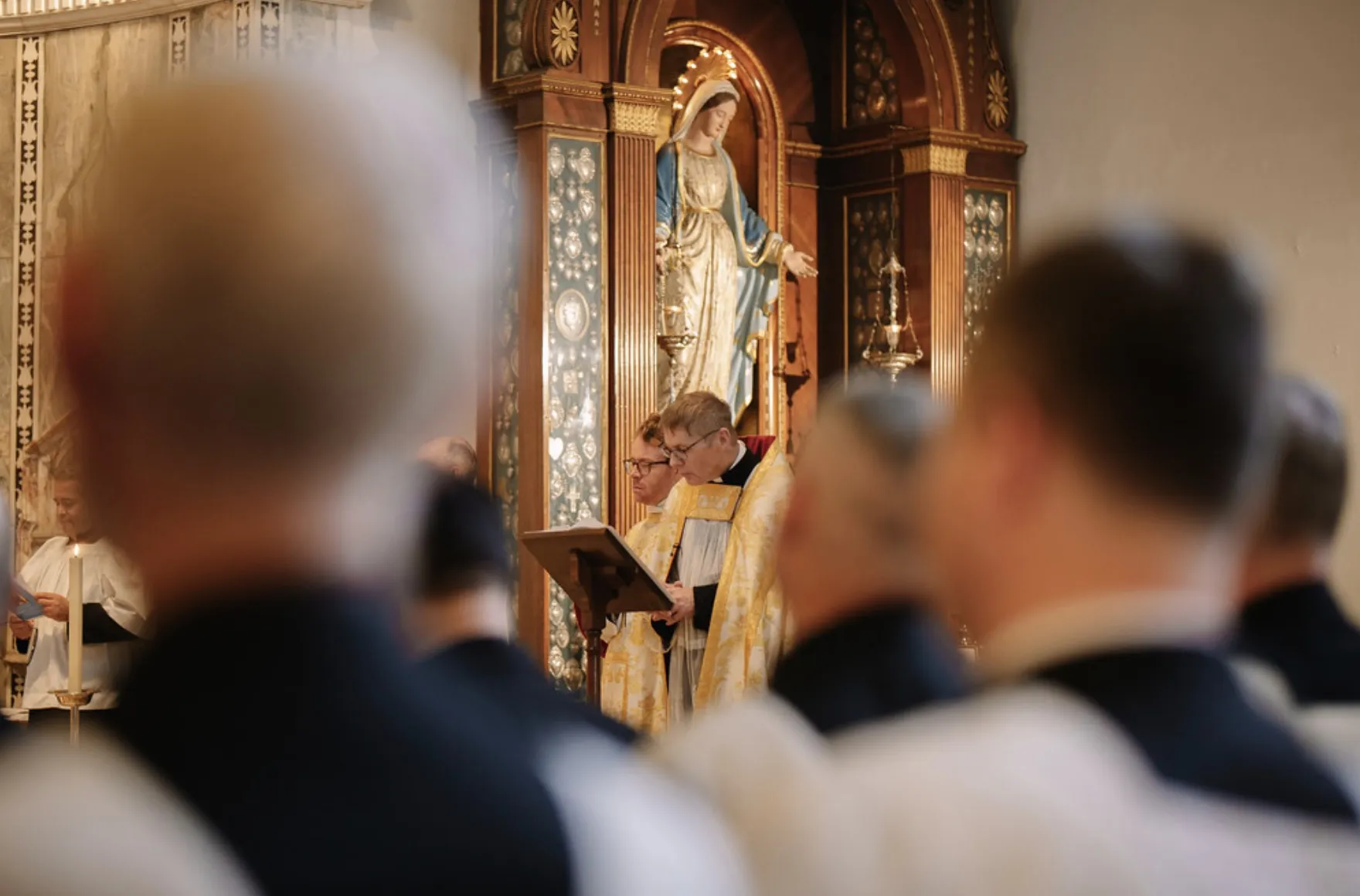 Una celebrazione nella chiesa di Our Lady of the Assumption and St Gregory a Londra