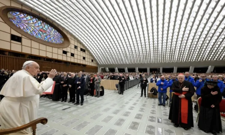 Papa Francesco e i donatori di presepe ed albero |  | Vatican Media