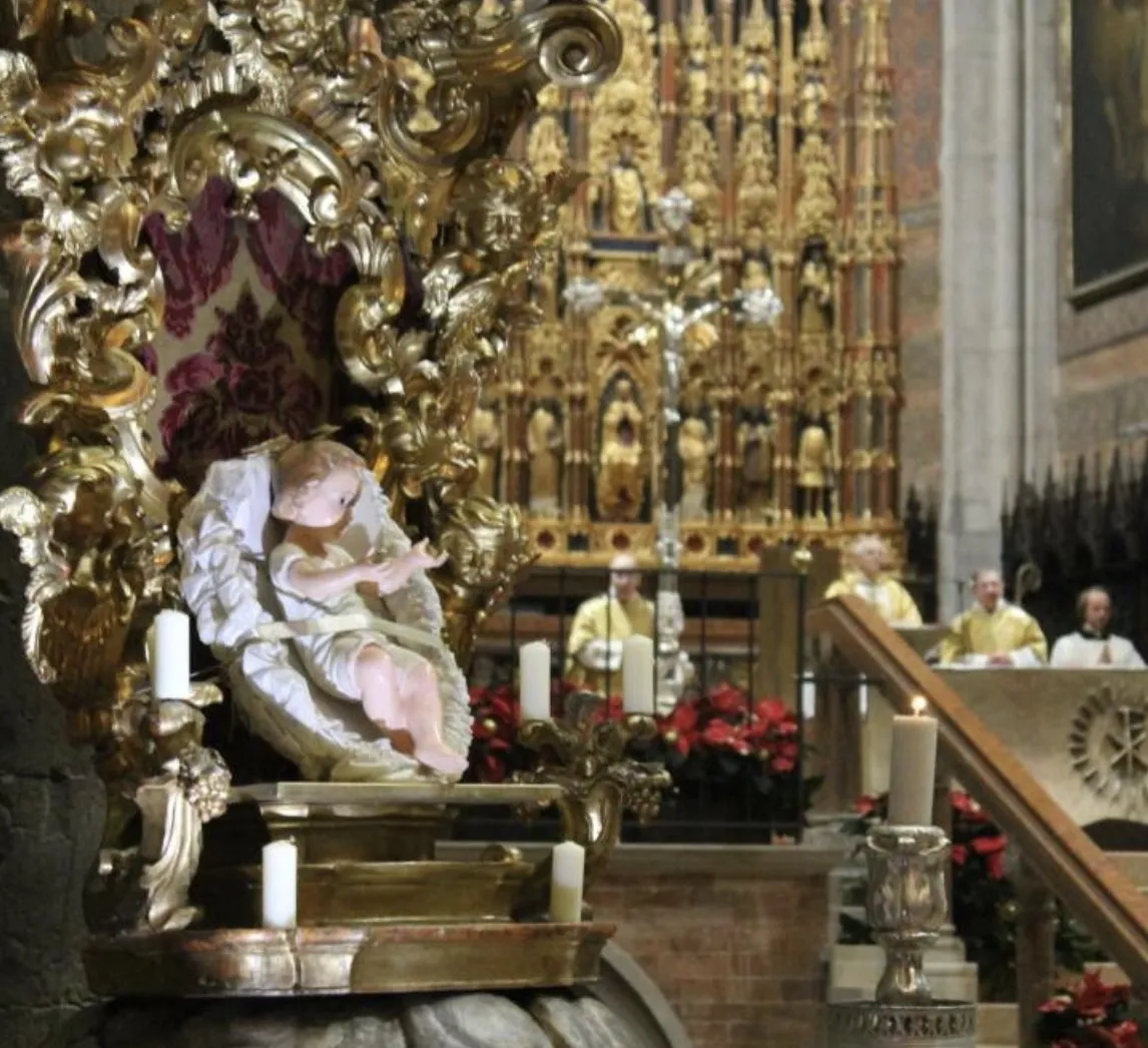 La messa della Vigilia di Natale nel duomo a Milano