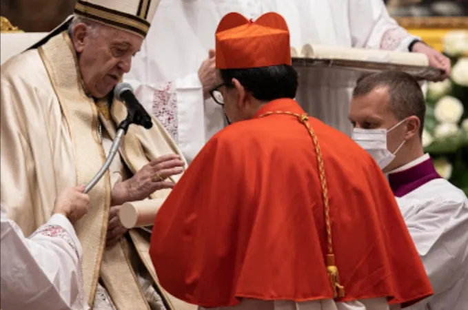 Papa Francesco consegna la bolla al Cardinale Lojudice |  | Vatican Pool - EWTN-CNA Photo - Daniel Ibanez - Vatican