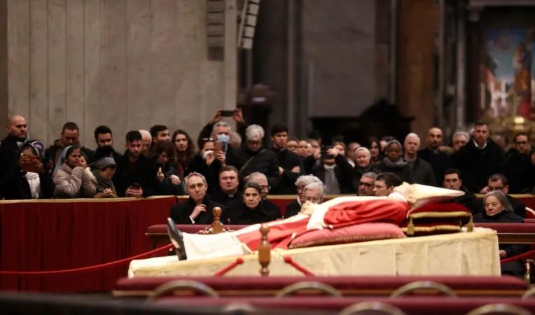 La salma del Papa emerito in Basilica |  | Daniel Ibanez CNA